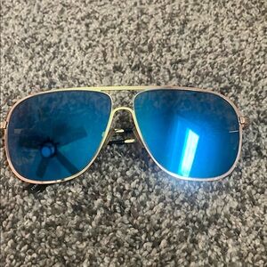 Stylish Gold Aviator Sunglasses with Blue Lenses